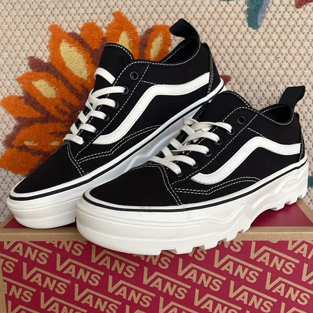 Vans Men’s Sentry Old Skool (Canvas) Black/Marshmallow
VN0A5KR3VQE
Sneakers - Picture 12 of 16